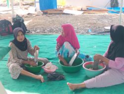 Kebersamaan Tercipta, Ibu-ibu Siapkan Santap Siang di Lokasi Rehab Langgar Darussalam TMMD ke-124 Kodim 1002/HST