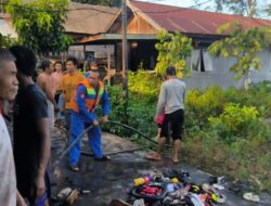 Kebakaran Rumah, di Pesisir DAS Kahayan, Satpolairud Polres Pulang Pisau dan Warga Kelurahan Kalawa Sigap Padamkan Api