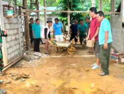 Anggota Koramil 01/Sambas Bersama Warga Bangun Pos Koramil Di Kecamatan Subah