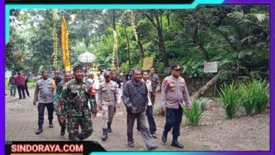 Polres Probolinggo Kawal Kegiatan Adat Mendak Tirta di Air Terjun Madakaripura Jelang Yadnya Kasada