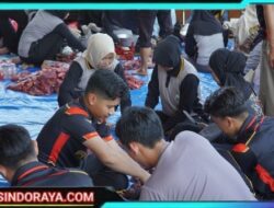 Kurangi Sampah Plastik, Polres Ponorogo Salurkan Paket Daging Qurban Pakai Daun Pisang