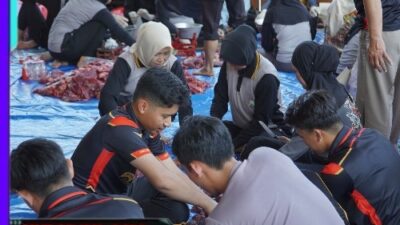 Kurangi Sampah Plastik, Polres Ponorogo Salurkan Paket Daging Qurban Pakai Daun Pisang