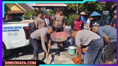 Minimalisir Laka Lantas Polres Bondowoso Tambal Jalan Berlubang: Bakti Polri di Hari Bhayangkara ke -79