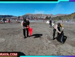 Sambut Hari Bhayangkara ke-79, Polres Probolinggo Bersih – bersih di Gunung Bromo