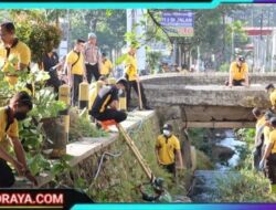 Sinergitas Polres Batu dan TNI di Hari Bhayangkara ke – 79, Peduli Lingkungan Bersihkan Sungai