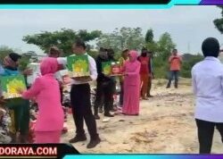 Hari Bhayangkara ke-79 Polres Lamongan Salurkan Bansos Untuk Pemulung di TPA