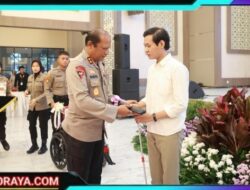 Hari Bhayangkara ke -79 Polda Jatim Beri Bantuan Tongkat dan Kursi Roda Bagi Kaum Difabel