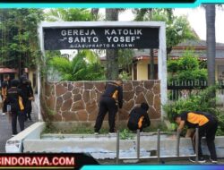 Polres Ngawi Gelar Bakti Religi di Hari Bhayangkara ke -79, Bersih-bersih di Sejumlah Tempat Ibadah