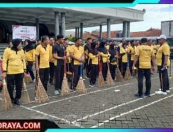 Bersihkan Masjid Agung, Puluhan Personel Polres Bangkalan Gelar Bakti Religi Sambut Hari Bhayangkara ke – 79