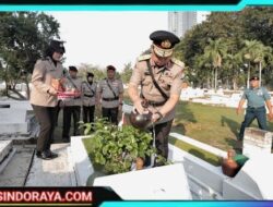 Hari Bhayangkara ke-79 Polda Jatim Kenang Jasa Para Pahlawan, Ziarah dan Tabur Bunga di TMP