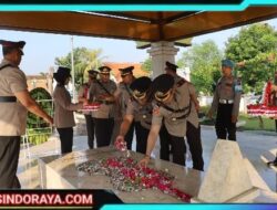 Peringati HUT Bhayangkara ke-79, Polres Tanjung Perak Tabur Bunga di TMP Wage Rudolf Supratman