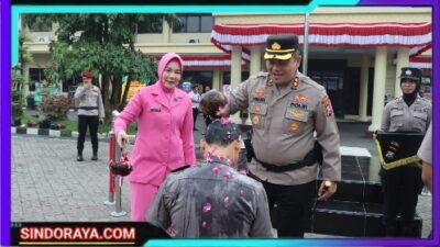 Siraman Air Bunga Warnai Kenaikan Pangkat 80 Personel Polres Nganjuk