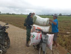 Tim Penerangan Kodim 1002/HST Turut Ulurkan Tangan Bantu Warga di Lokasi TMMD