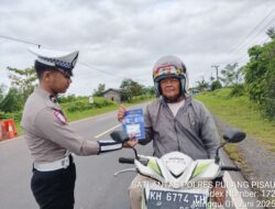 Satlantas Polres Pulang Pisau, Bagikan Brosur Kamseltibcarlantas kepada Pengendara
