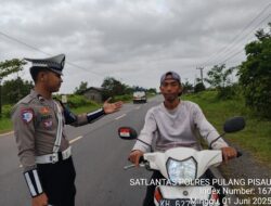 Personel Satlantas Polres Pulang Pisau, Berikan Teguran Kepada Pengendara Motor Yang Tidak Memakai Helm