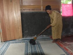 Nenek Kurba Rasakan Manfaat Nyata Program TMMD ke-124 Kodim 1002/HST