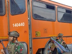 Tingkatkan Keamanan, Satgas Yonif 611/Awang Long Laksanakan Pengamanan dan Pengawalan Bus  Warga Desa Banti