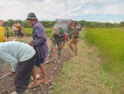 Bersama Masyarakat Personel Kodim 1009/Tanah Laut Gotong Royong Perbaiki Jalan Desa