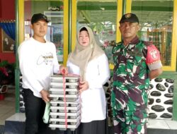 Babinsa Barabai Dampingi Penyaluran Makanan Bergizi untuk Ribuan Pelajar di Hulu Sungai Tengah