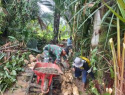 Kemanunggalan TNI Terwujud, Babinsa Barabai Ikut Gotong Royong Jalan Pertanian