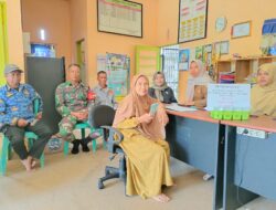 Babinsa dan Bhabinkamtibmas Dampingi, Penyaluran BLT di Desa Wawai