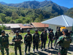 Perkuat Kemanunggalan TNI-Rakyat, Personel Satgas Yonif 611/Awl Bantu Perbaikan Rumah Warga