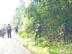 Bersama Masyarakat Personel Kodim 1009/Tla Gotong Royong Bersihkan Jalan Desa
