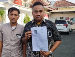 Korban didampingi Kuasa Hukumnya saat di Polres Pamekasan, dengan menunjukkan surat DPO pelaku Pamekasan