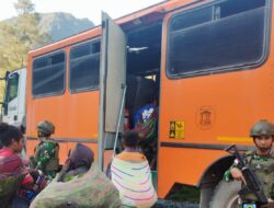 Satgas Pam Obvitnas PT Freeport Indonesia Yonif 611/Awang Long Laksanakan Pengamanan dan Pengawalan Bus Warga Desa Banti