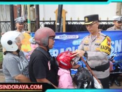 Hari Pertama Operasi Patuh Semeru 2025, Polres Trenggalek Bagi – bagi Helm Gratis