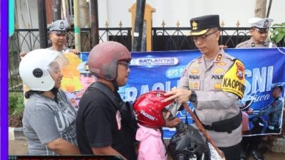 Hari Pertama Operasi Patuh Semeru 2025, Polres Trenggalek Bagi – bagi Helm Gratis