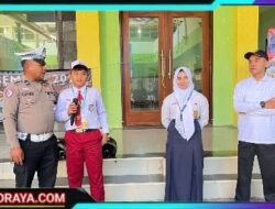 Operasi Patuh Semeru 2025, Polres Mojokerto Edukasi Pelajar Tertib Lalin dan Berbagi Helm Gtatis