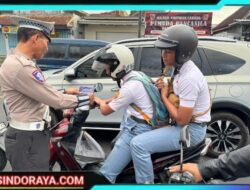 Polisi Menyapa : Operasi Patuh Semeru 2025, Polres Jember Sebar Brosur Edukasi Tertib Lalin Bagi Pengguna Jalan