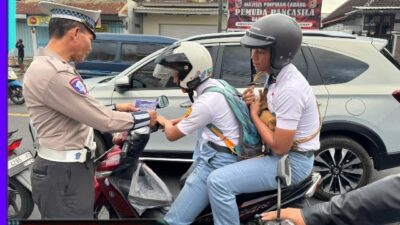 Polisi Menyapa : Operasi Patuh Semeru 2025, Polres Jember Sebar Brosur Edukasi Tertib Lalin Bagi Pengguna Jalan