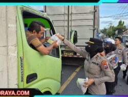 Polresta Banyuwangi Berbagi Mamiri Kepada Pengguna Jalan Yang Terjebak Kepadatan Pelabuhan Ketapang