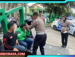 Operasi Patuh Semeru 2025, Polres Ponorogo Beri Helm Gratis Untuk Ojol