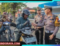 Bukan Razia Biasa, Polres Jember Jadikan Operasi Patuh Semeru Aksi Senyum dan Cokelat Untuk Keselamatan