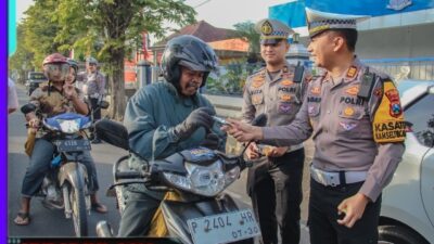 Bukan Razia Biasa, Polres Jember Jadikan Operasi Patuh Semeru Aksi Senyum dan Cokelat Untuk Keselamatan