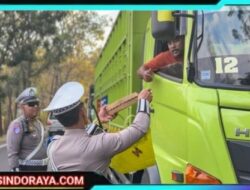 Polantas Berbagi Nasi Kotak Untuk Pengendara Terjebak Macet di Hutan Baluran, Sopir Truk : Polisi Situbondo Luar Biasa