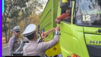 Polantas Berbagi Nasi Kotak Untuk Pengendara Terjebak Macet di Hutan Baluran, Sopir Truk : Polisi Situbondo Luar Biasa