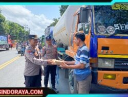 Polisi Peduli : Polresta Banyuwangi Berbagi Nasi Kotak untuk Sopir Truk di Jalur Pelabuhan Ketapang