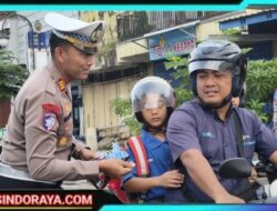 Polres Ponorogo Sampaikan Pesan dan Cinderamata Kepada Pengendara di Penghujung Operasi Patuh Semeru 2025