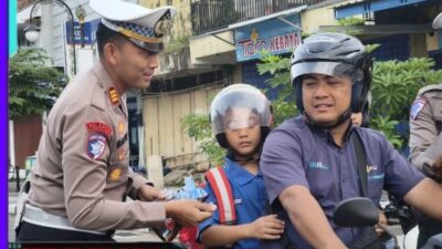 Polres Ponorogo Sampaikan Pesan dan Cinderamata Kepada Pengendara di Penghujung Operasi Patuh Semeru 2025