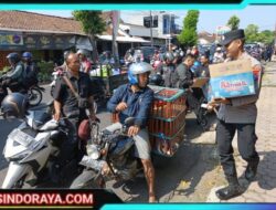 Polisi Peduli : Polres Bondowoso Berbagi Air Minum Kepada Warga Yang Antri di SPBU