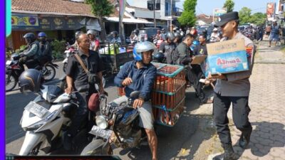 Polisi Peduli : Polres Bondowoso Berbagi Air Minum Kepada Warga Yang Antri di SPBU
