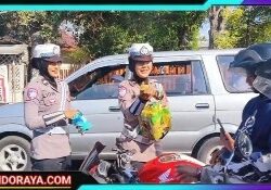 Satlantas Polres Bondowoso Peduli Sesama, Bagikan Minuman Teh Segar Untuk Yang Antri BBM