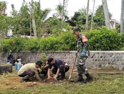 Muspika Bakung Gelar Kerja Bakti Bersih-Bersih Lingkungan Di Sekitar Monumen Trisula