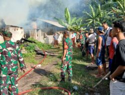 Gerak Cepat Tiga Pilar Kelurahan Garum Bersama Warga Padamkan Kebakaran Rumah di Kebonsari