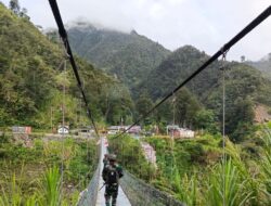 Berbagi Cerita, Personil Satgas Yonif 611/Awang Long Komsos Dengan Warga Opitawak