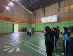 Jelang HUT RI Ke 80 Anggota Koramil 07/Teluk Keramat Dan Bhabinkamtibmas Laksanakan Seleksi Paskibra Kecamatan